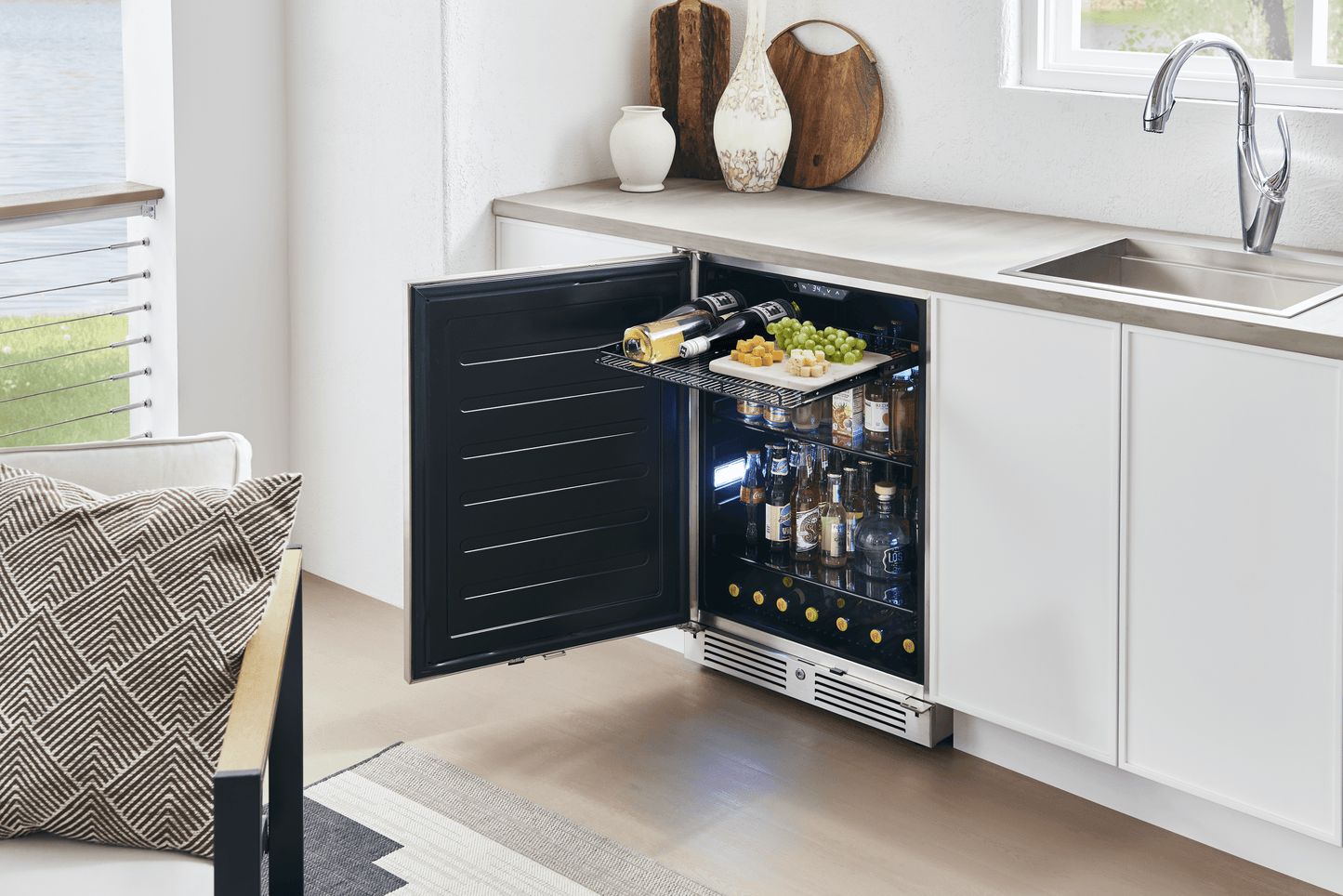 ZEPHYR PRB24C01ASOD Zephyr 24"" Outdoor Single Zone Beverage Cooler