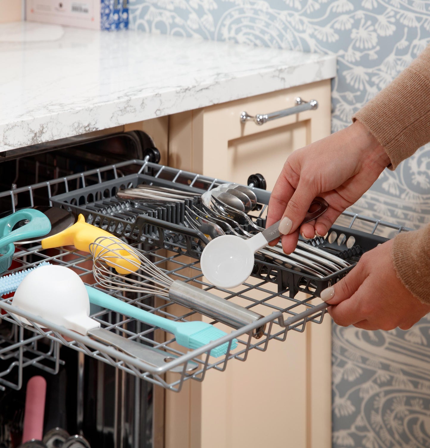 GE APPLIANCES GDT670SGVWW Ge Top Control With Stainless Steel Interior Dishwasher With SAN...